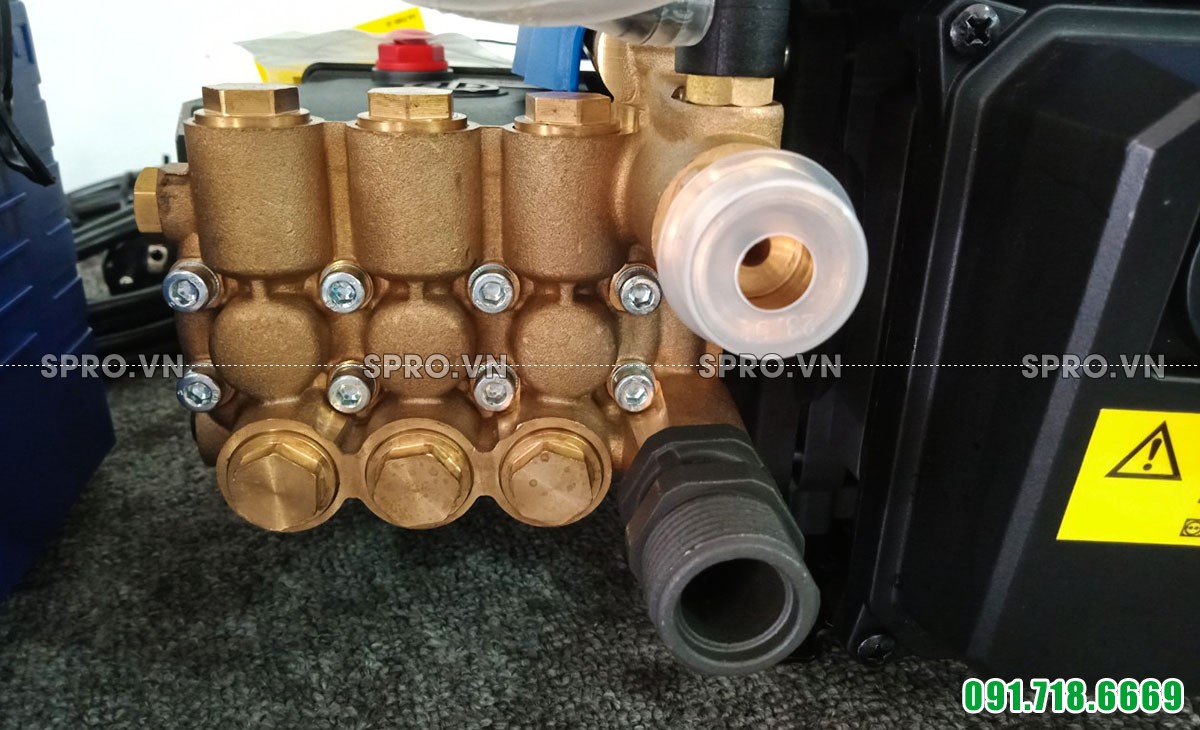 Đầu nước vào và ra của máy rửa xe cao áp Urali AR U29-10.5/15