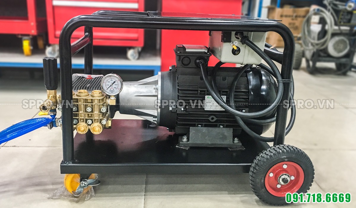 máy rửa xe áp lực cao AR U110-2422