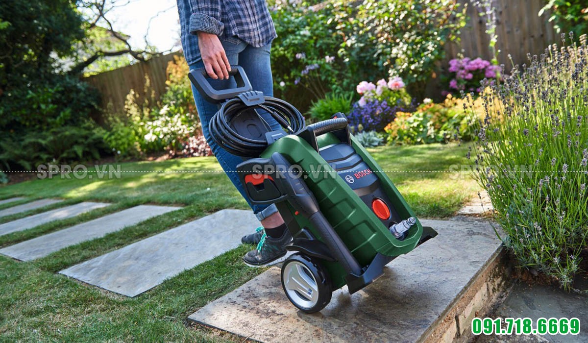 Máy phun rửa Bosch Universal Aquatak 130 nhỏ gọn dễ dàng cất giữ