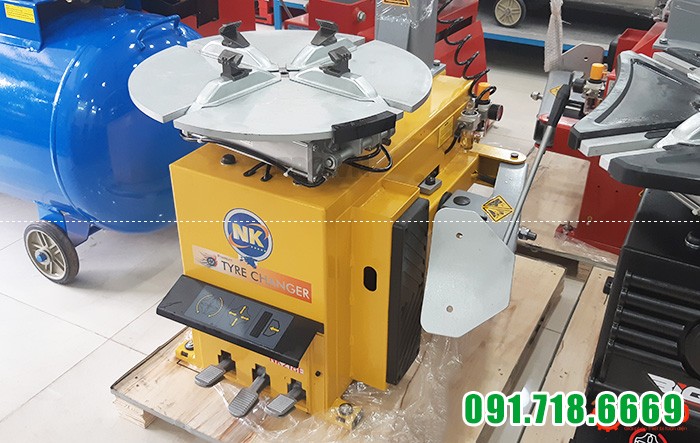 Máy ra vào vỏ xe tay ga, ô tô du lịch, xe tải nhỏ NK218E của Pháp