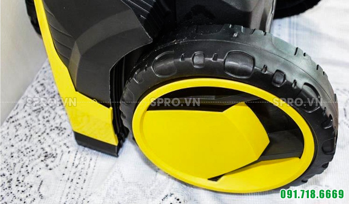 Bánh xe máy xịt rửa xe gia đình KARCHER K5 của Đức